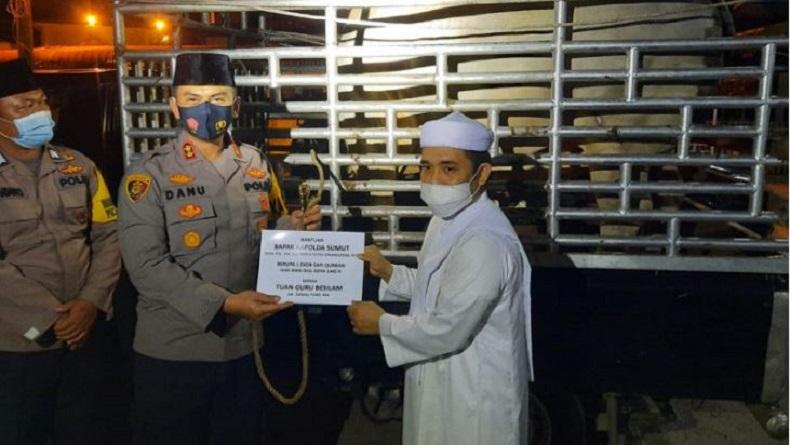 Kapolda Sumut Serahkan Sapi Kurban Hampir 1 Ton kepada Warga Babussalam di Langkat