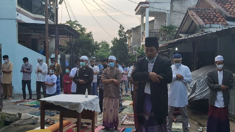 Imbas PPKM Darurat, Warga Ngamprah KBB Gelar Sholat Idul Adha di Depan Rumah