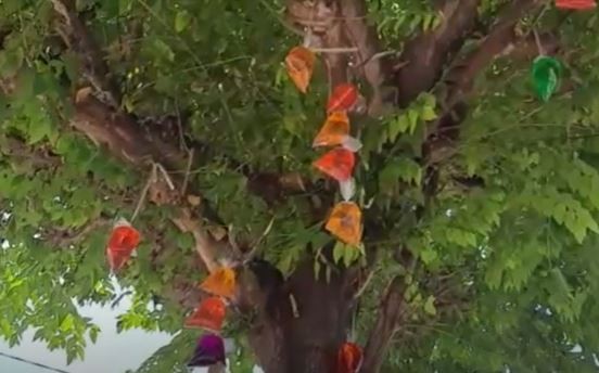 Tolak Bala Covid-19, Warga Mojokerto Pasang Air Warna-Warni di Rumah dan Pohon