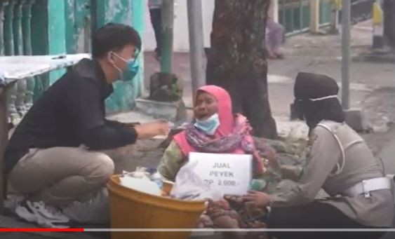 Ketakutan Didatangi Polisi, Mbah Umi Penjual Peyek di Sidoarjo yang Viral Senang Dapat Bantuan