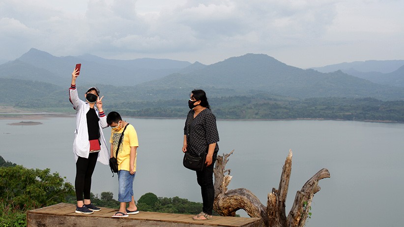 Wisatawan Lokal Menikmati Bukit Bollangi saat Libur Idul Adha - Bagian 2