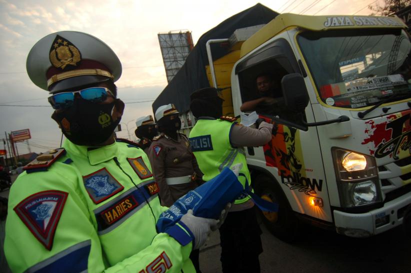 Sekat Jalur Pantura, Polisi Bagikan Sembako untuk Pengendara Terdampak PPKM