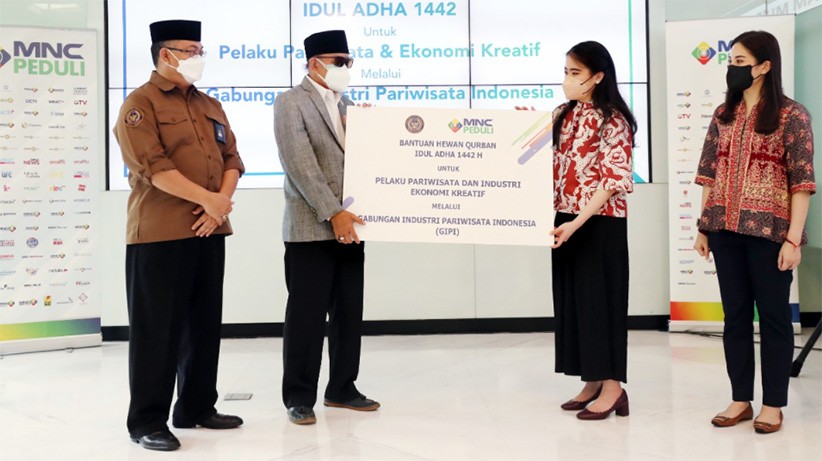 MNC Peduli Serahkan Sapi Kurban untuk Pelaku Pariwisata dan Ekonomi Kreatif - Bagian 2