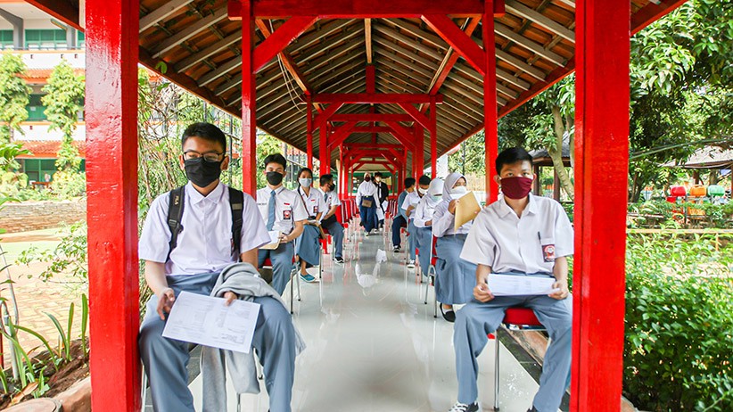 Ratusan Pelajar SMA Jakarta Disuntik Vaksin Sinovac - Bagian 5