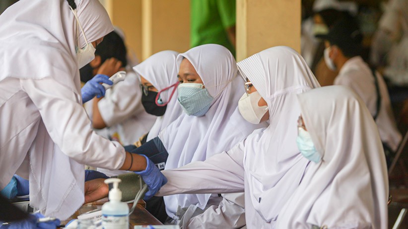 Ratusan Pelajar SMA Jakarta Disuntik Vaksin Sinovac - Bagian 4