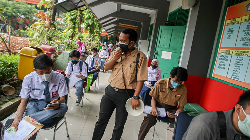 Ratusan Pelajar SMA Jakarta Disuntik Vaksin Sinovac - Bagian 3