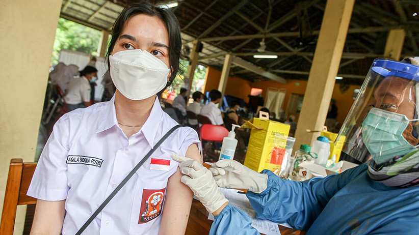 Ratusan Pelajar SMA Jakarta Disuntik Vaksin Sinovac - Bagian 1