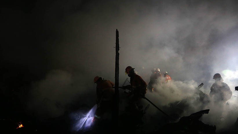 Rumah-Rumah Petak Semi Permanen di Surabaya Ludes Terbakar - Bagian 1