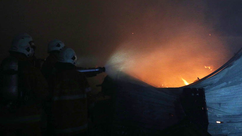 Rumah-Rumah Petak Semi Permanen di Surabaya Ludes Terbakar - Bagian 2