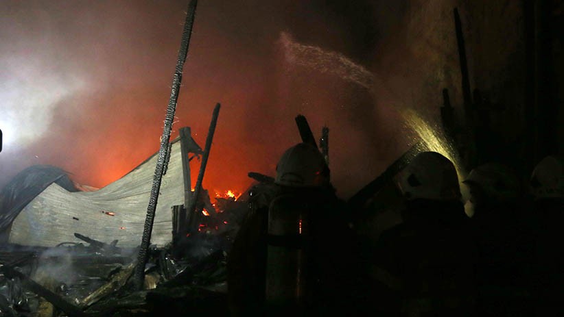 Rumah-Rumah Petak Semi Permanen di Surabaya Ludes Terbakar - Bagian 3