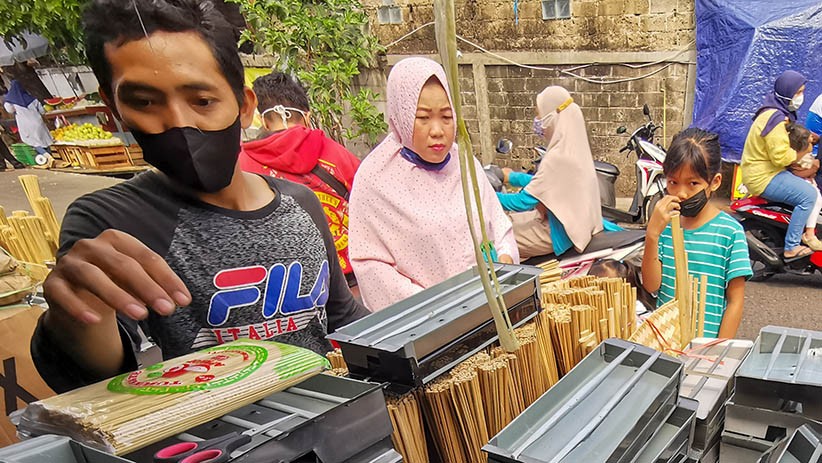 Laris Manis, Pedagang Peralatan Sate Diserbu Pembeli - Bagian 2