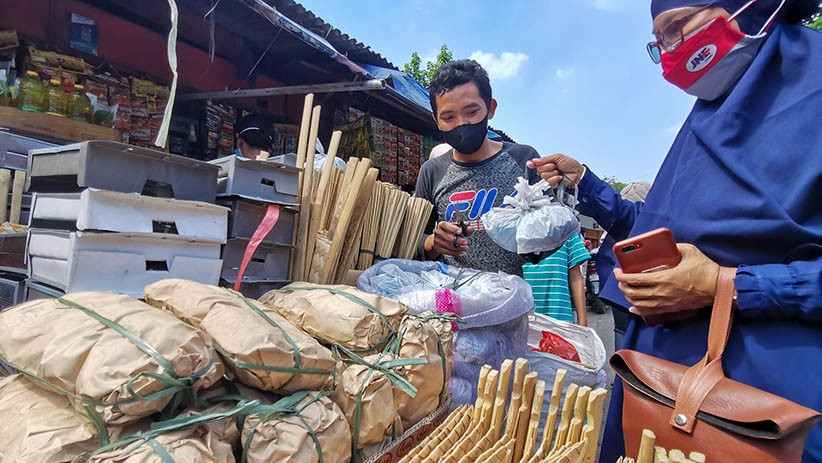 Laris Manis, Pedagang Peralatan Sate Diserbu Pembeli - Bagian 3