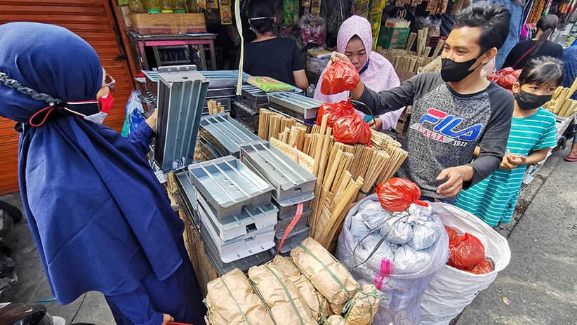Laris Manis, Pedagang Peralatan Sate Diserbu Pembeli - Bagian 1