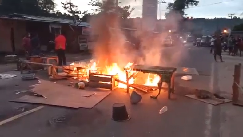 Warga Blokir Jalan dan Bakar Meja, Protes Penangkapan Preman di Manokwari