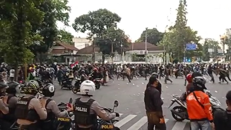 Unjuk Rasa Tolak PPKM di Bandung Ricuh, 150 Orang Ditangkap, Polisi Sita 5 Bom Molotov