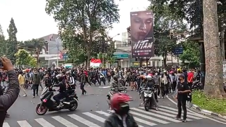 Demonstran Aksi Tolak PPKM di Bandung yang Ditangkap Reaktif Covid-19