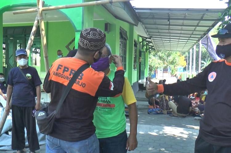 Datangi Tempat Penyembelihan Kurban, FPRB Bantul Edukasi Prokes dan Bagikan Masker Gratis