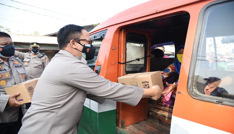 Polrestabes Bandung Gandeng Paguyuban Tionghoa Tebar 4.000 Paket Sembako di Pasar Ciroyom