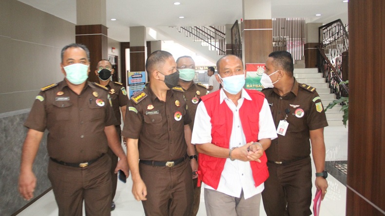 Penampakan Mantan Pimpinan Bank Sumut saat Akan Ditahan terkait Dugaan Korupsi Rp35 Miliar