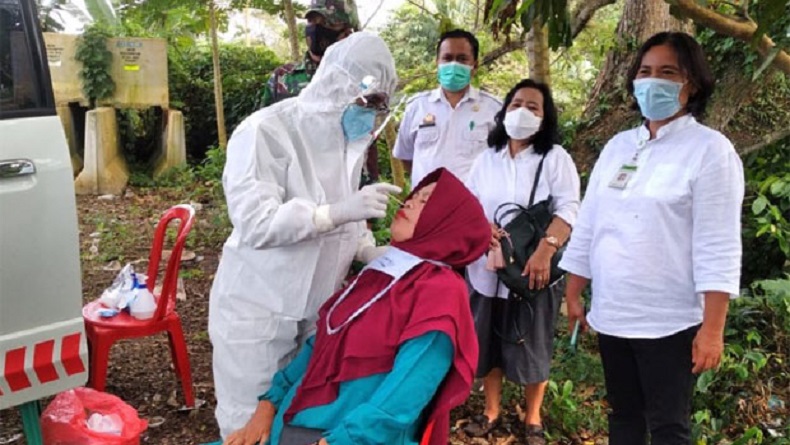 Cegah Penularan Covid, Warga Melintas di Perbatasan Pinrang-Sulbar Dites Swab Antigen