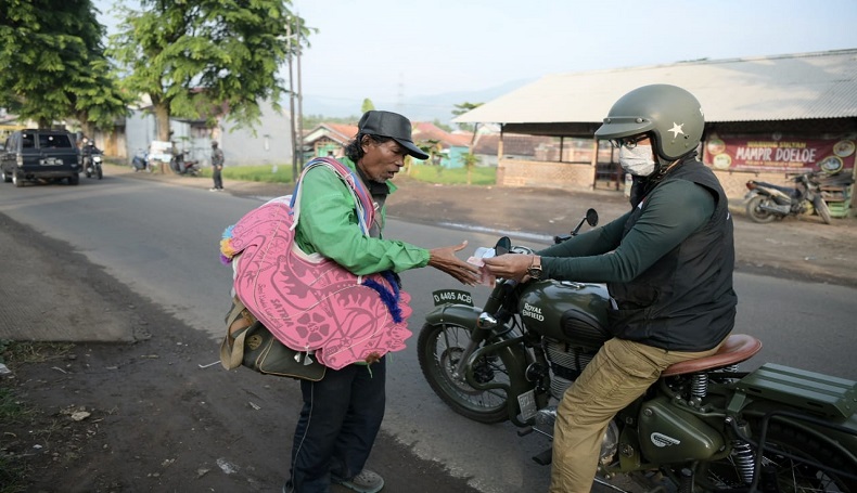 Bagikan Sembako, Ridwan Kamil: Warga Marah dan Butuh Support Pemimpin