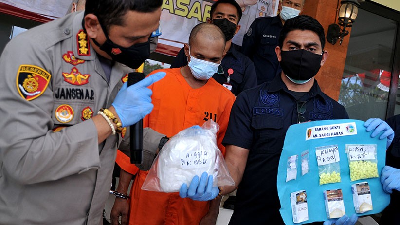 Kurir 1 Kg Sabu dan 230 Butir Ekstasi Ditangkap Satresnarkoba Polresta Denpasar - Bagian 1