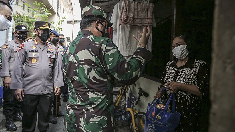 Panglima TNI dan Kapolri Serahkan Langsung Sembako kepada Warga Terdampak Pandemi - Bagian 1