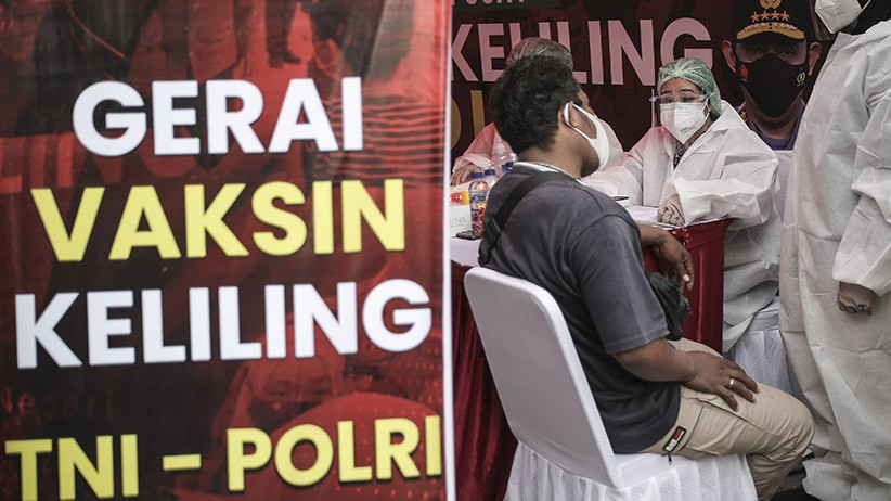 Panglima TNI dan Kapolri Serahkan Langsung Sembako kepada Warga Terdampak Pandemi - Bagian 2