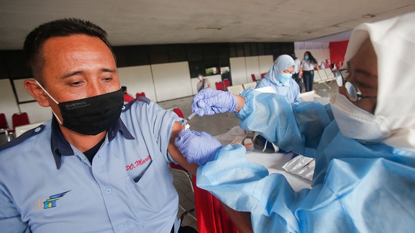 Antusiasme Sopir Bus Ikuti Vaksinasi Covid-19 - Bagian 1