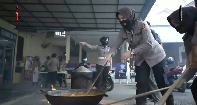 Polwan Polres Lhokseumawe Gelar Baksos, Bagikan Kuah Beulangong untuk Pasien Covid-19