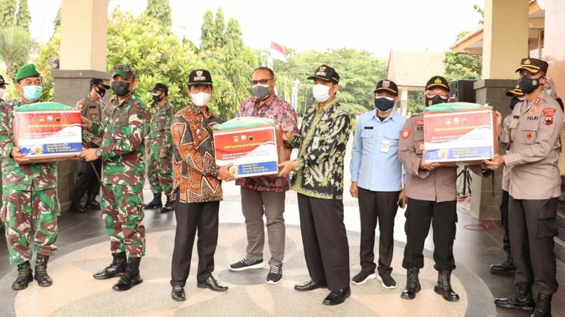 title Salurkan Bantuan, Bupati Rembang: Jangan Sampai yang Berhak Justru Tak Kebagian Salurkan Bantuan, Bupati Rembang: Jangan Sampai yang Berhak Justru Tak Kebagian