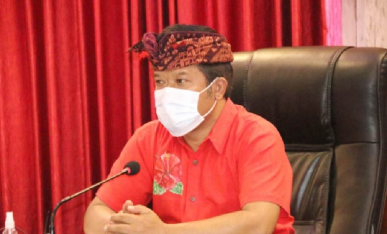 Donasikan Gaji, Bupati dan Wabup Bangli Bagikan Sembako untuk Warga Terdampak PPKM