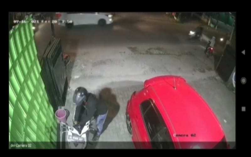 title Terekam CCTV, Pelaku Curanmor Tak Gentar dengan Bunyi Alarm Motor Terekam CCTV, Pelaku Curanmor Tak Gentar dengan Bunyi Alarm Motor