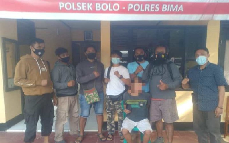 title Dikejar Warga, Jambret Ini Tinggalkan Motor dan HP Curian Lalu Kabur ke Gunung Dikejar Warga, Jambret Ini Tinggalkan Motor dan HP Curian Lalu Kabur ke Gunung