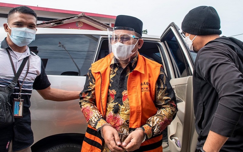 Tangan Diborgol, Bupati Muara Enim Nonaktif Juarsah Digiring Masuk Rutan Palembang