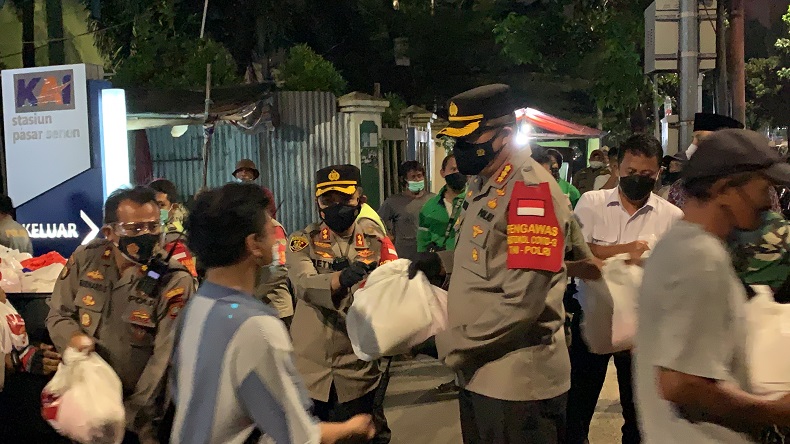 Kapolres Jakarta Pusat Bagikan Sembako di Senen Bantu Warga Terdampak Pandemi Covid-19