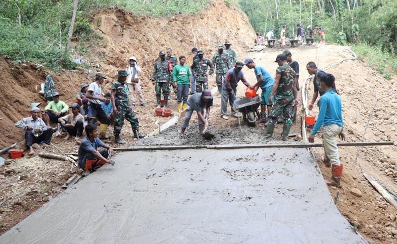 TMMD, Prajurit TNI Ngecor Jalan 1.926 Meter yang Menghubungkan 4 Desa di Banjarnegara