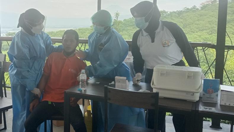 title Pelaku Pariwisata di Bawen Semarang Disuntik Vaksin Covid-19 Pelaku Pariwisata di Bawen Semarang Disuntik Vaksin Covid-19