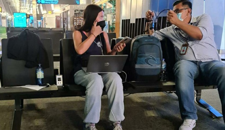 title Bule Cantik Rusia Dideportasi dari Bali Usai Jalani Karantina Covid-19 Bule Cantik Rusia Dideportasi dari Bali Usai Jalani Karantina Covid-19