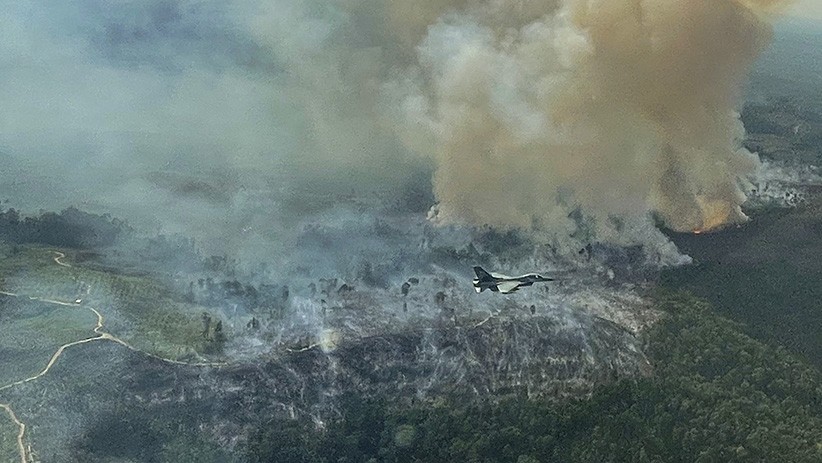 Pesawat Tempur F-16 TNI AU Temukan Lokasi Karhutla saat Latihan - Bagian 2