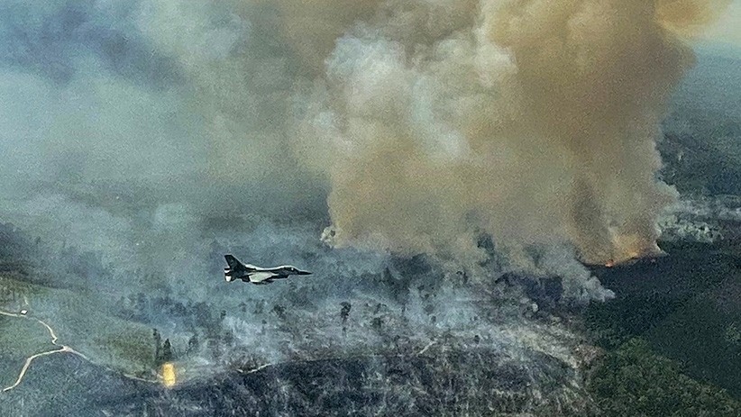 Pesawat Tempur F-16 TNI AU Temukan Lokasi Karhutla saat Latihan - Bagian 1