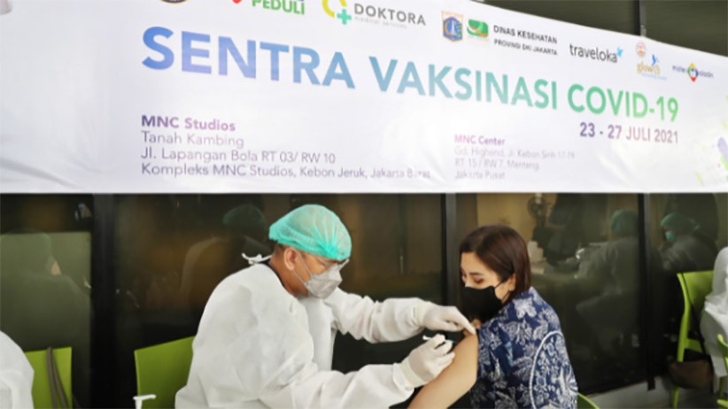 Momen Wamenparekraf Angela Tanoesoedibjo Disuntik Vaksin Covid-19 - Bagian 1