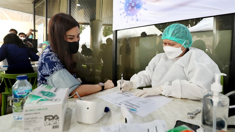 Momen Wamenparekraf Angela Tanoesoedibjo Disuntik Vaksin Covid-19 - Bagian 3