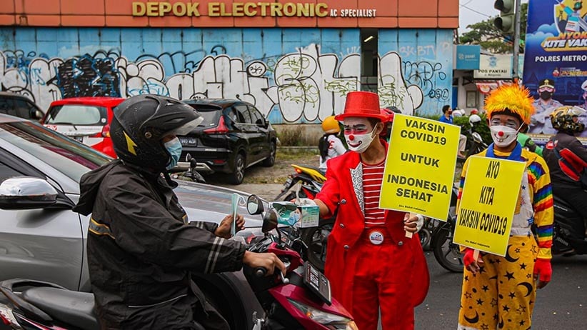 Aksi Badut Turun ke Jalan Ajak Masyarakat untuk Vaksinasi Covid-19 - Bagian 4