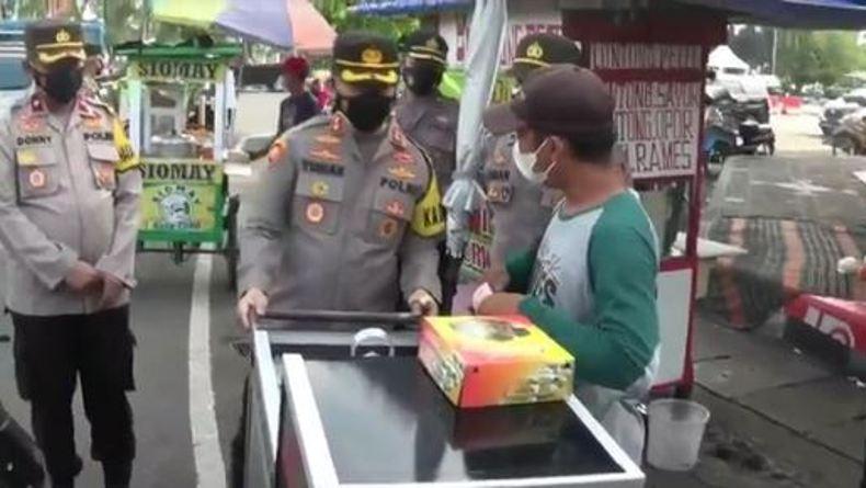 Sosialisasi Prokes dan PPKM, Kapolres Kendal Borong Dagangan PKL 