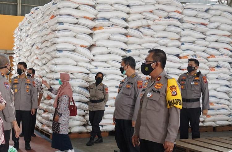 Cek Gudang Bulog, Wakapolda DIY Pastikan Beras bagi Warga Terdampak Covid-19 Siap Disalurkan