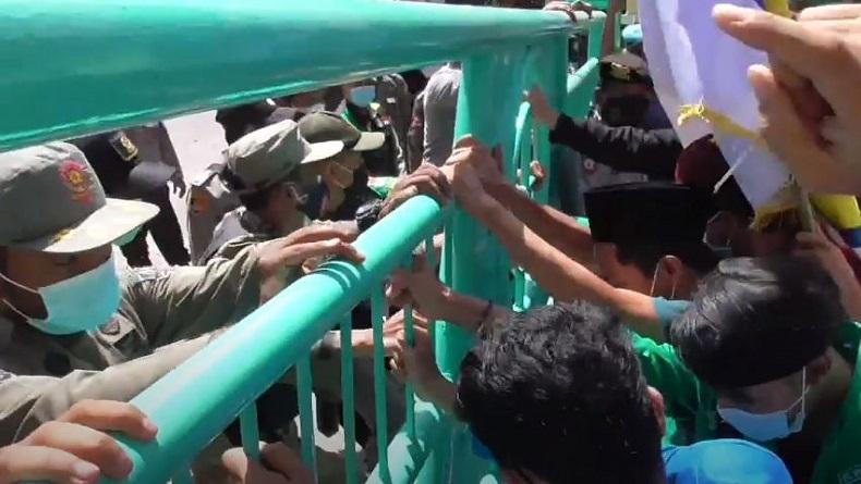 Aksi Saling Dorong Warnai Demo Mahasiswa Tolak Perpanjangan PPKM di Balai Kota Medan