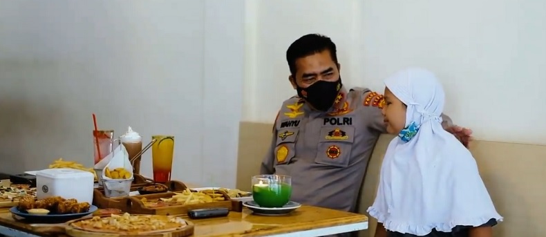 Sebelum Dilantik Jadi AS SDM Kapolri, Irjen Wahyu Widada Bagikan Buku untuk Pemulung