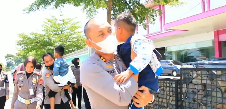 Keren,  Kapolres Lhokseumawe Evakuasi Korban Laka di Aceh Utara