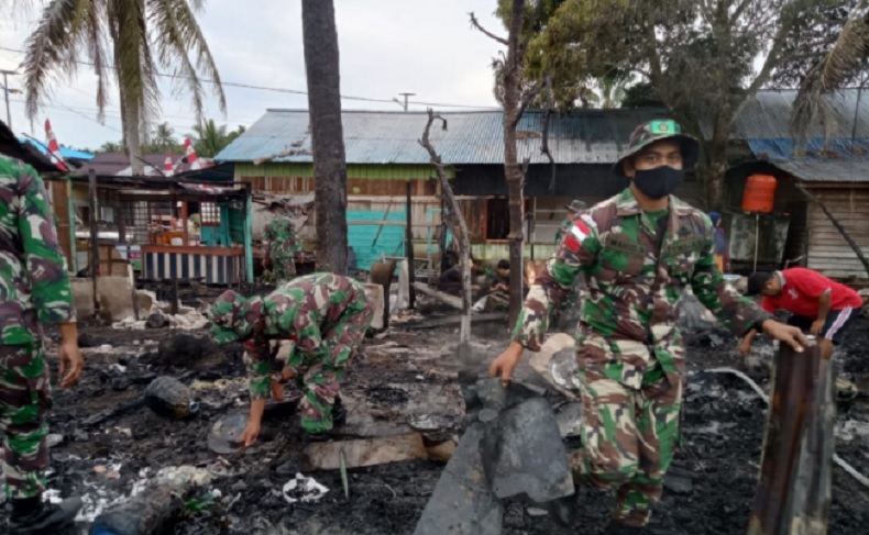 Warung Warga Hangus Terbakar, Satgas Pamtas Turun Tangan Padamkan Api dan Evakuasi